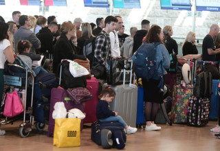 נוסעים בנתב"ג לאחר ההכרזה על השביתה וביטול הטיסות (צילום: אבשלום ששוני)