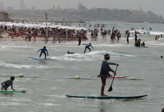 שרב בחופי תל אביב (צילום: אבשלום ששוני)