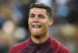 כריסטיאנו רונאלדו בוכה אחרי זכיית נבחרת פורטוגל ביורו 2016 (צילום: GettyImages, MARTIN BUREAU/AFP)