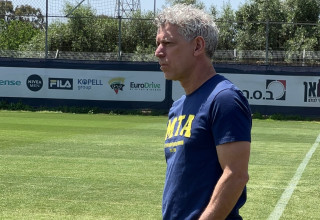 בעלי מכבי תל אביב מיטש גולדהאר מבקר באימון הקבוצה (צילום: אתר רשמי, מתוך האתר הרשמי של מכבי תל אביב)