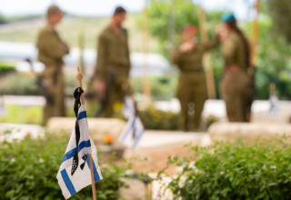 חיילים בבית עלמין צבאי ביום הזיכרון (צילום:  אייל מרגולין, פלאש 90)