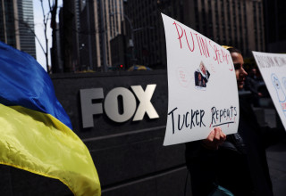 מחאה נגד טאקר קרלסון מול משרדי פוקס (צילום: REUTERS/Shannon Stapleton)