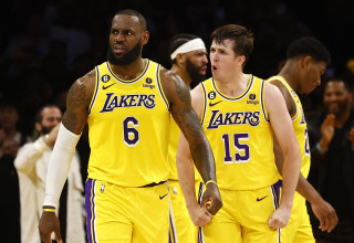 תודה על הזכות. אוסטין ריבס לצד לברון (צילום: GettyImages, Ronald Martinez)