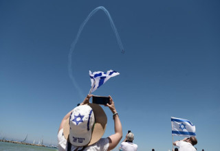 אנשים צופים במטס יום העצמאות בתל אביב (צילום: אבשלום ששוני)