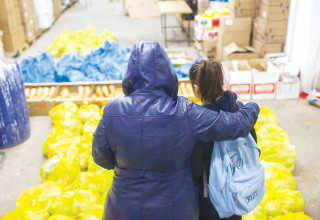 חלוקת מזון לנזקקים (צילום: יונתן זינדל פלאש 90)