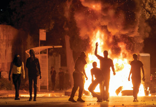צעירים ערבים מתפרעים בלוד במהלך "שומר חומות" (צילום: יוסי אלוני, פלאש 90)