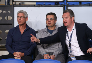 מיטש גולדהאר עם בן מנספורד, ג'ק אנגלידיס (צילום: קובי אליהו)