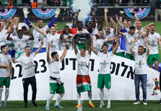 שחקני מכבי חיפה מניפים את צלחת האליפות לעונת 2022/23 (צילום: דני מרון)