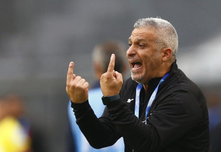 אופיר חיים על הקווים באצטדיון בלה פלטה (צילום: רויטרס)