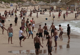 שרב בחופי הרצליה (צילום: אבשלום ששוני)