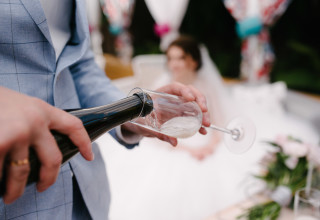 בגד בה ביום החתונה (צילום: אינג'אימג')