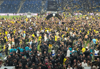 זה כבר מתחיל לברוח מהידיים של אברמוב. אוהדי בית"ר פורצים לכר הדשא אתמול (צילום: מערכת וואלה!, מיה בנאי)