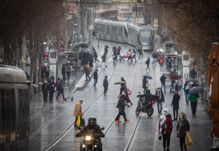 אנשים ברחוב בגשם בירושלים (צילום: אוליביה פיטוסי, פלאש 90)