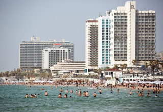 שרב בתל אביב (צילום: REUTERS/Corinna Kern)