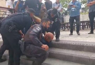 מעצר אמיר השכל שנעצר בהפגנה למען שחרור החטופים ונדרש להתפשט לטענתו (צילום: אפרת ספרן)