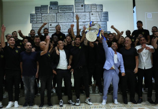 שחקני בית"ר ירושלים מניפים את גביע המדינה בבית הנשיא (צילום: פלאש 90, יונתן זינדל)