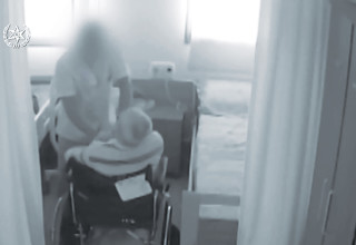 התעללות בקשיש (למצולמים אין קשר לכתבה) (צילום: דוברות המשטרה)
