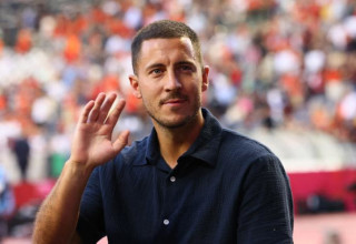 אדן הזאר נפרד ומודה לאוהדים הבלגים (צילום: רויטרס)