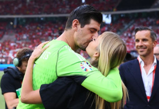 טיבו קורטואה מקבל נשיקה לוהטת ממישל גרציג לכבוד הופעתו ה-100 (צילום: רויטרס)