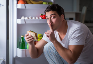 אכילה בלילה (צילום: אינגאימג')