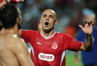 דגלאס דה סילבה בלם הפועל תל אביב (צילום: ברני ארדוב)