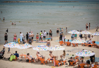 גל חום, חם, שרב, שמש, החוף בתל אביב (צילום: מרים אלסטר פלאש 90)