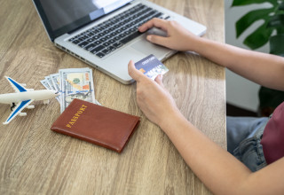 אדם רוכש כרטיס טיסה (צילום: אינגאימג')