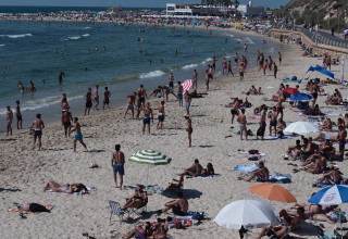 מתרחצים בחוף הים (צילום: אבשלום ששוני)