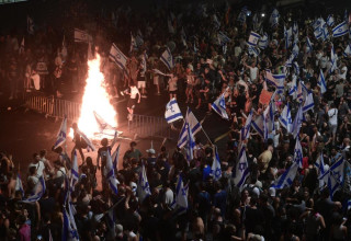 מפגינים ומדורות באיילון (צילום: אבשלום ששוני)