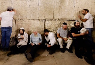 תפילת תשעה באב בכותל (צילום: אבשלום ששוני)
