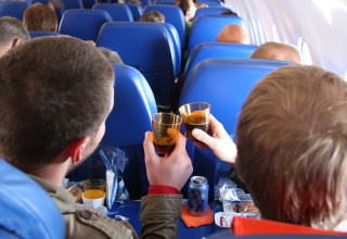 שותים קפה במטוס (צילום:  אינגאימג')