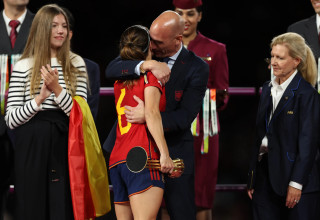 נשיא התאחדות הכדורגל הספרדית, לואיס רוביאלס, עם שחקנית הנבחרת אאיטנה בונמאטי (צילום: GettyImages, Catherine Ivill)