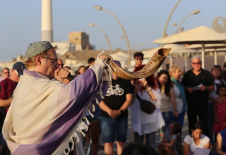 טקס ה"תשליך" בנמל תל אביב (צילום: איתן אלחדס)