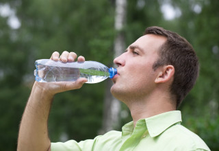 גבר שותה בקבוק מים (צילום: אינגאימג')