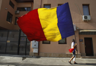 דגל רומניה (צילום: REUTERS/Bogdan Cristel)
