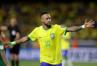 ניימאר חוגג במדי נבחרת ברזיל (צילום: רויטרס)