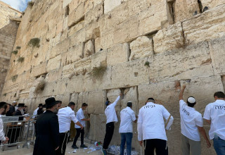 הוצאת הפתקים מהכותל המערבי (צילום: הקרן למורשת הכותל המערבי)