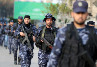 שוטרים פלסטינים  (צילום: REUTERS/Ibraheem Abu Mustafa)