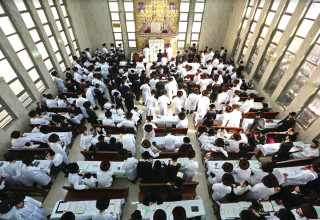 מתפללים בבית הכנסת ביום כיפור  (צילום:  יעקב לדברמן, פלאש 90)