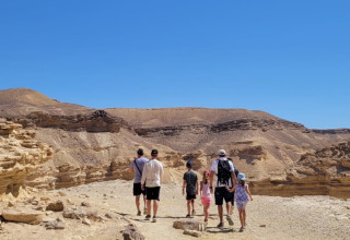 מטיילים בעין ירקעם (צילום: ג׳מיל אטראש רשות הטבע והגנים)