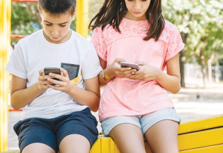 ילדים משחקים בטלפון  (צילום: אינגאימג)