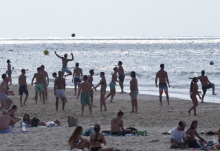 אנשים בחוף הים (צילום: אבשלום ששוני)