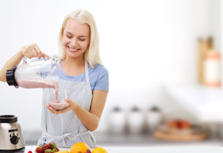 אישה מכינה שייק, אילוסטרציה (צילום: אינג'אימג')