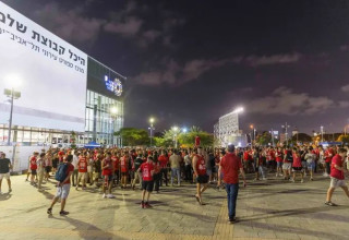 "אוהדי ספורט – לא עבריינים". הפועל תל אביב לצד אוהדיה (צילום: לירון מולדובן)