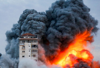 תקיפה בעזה - חרבות ברזל (צילום: Reuters/Ashraf Amrah)