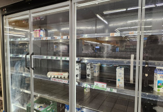 חוסרים בסופרמרקטים בגלל המלחמה (צילום: ארנולד נטייב)