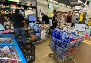 אזרחים מתנפלים על הסופרים ברחבי הארץ (צילום: אבשלום ששוני)