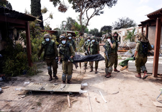 הריסות ופינוי גופות בעוטף עזה (צילום: רויטרס)