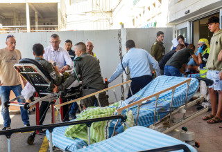 פינוי פצועים במבצע "חרבות ברזל" (צילום: בנצי גרינשפן, פלאש 90)