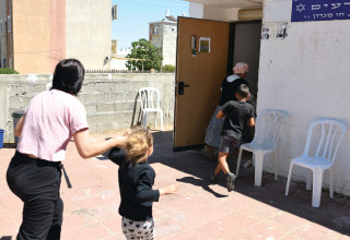 כניסה למרחב מוגן (צילום: גלי יורי, פלאש 90)